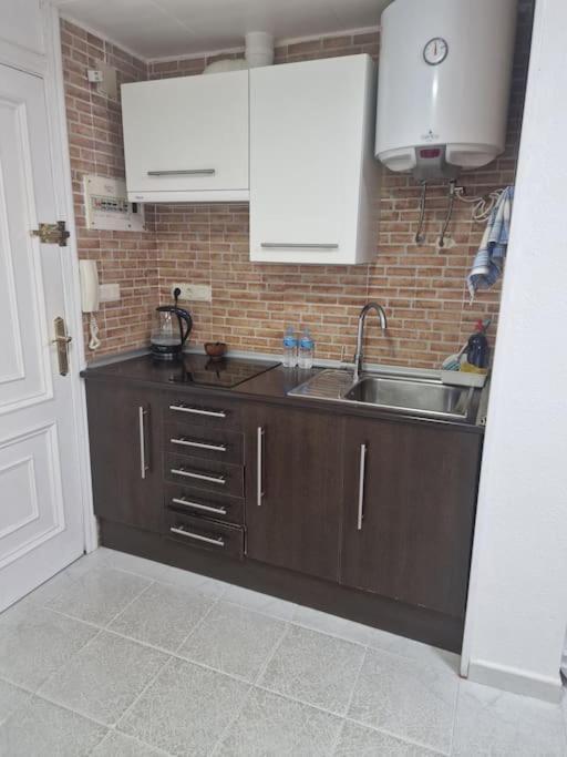 Studio Flat 150M Away From Beach 또레비에하 외부 사진